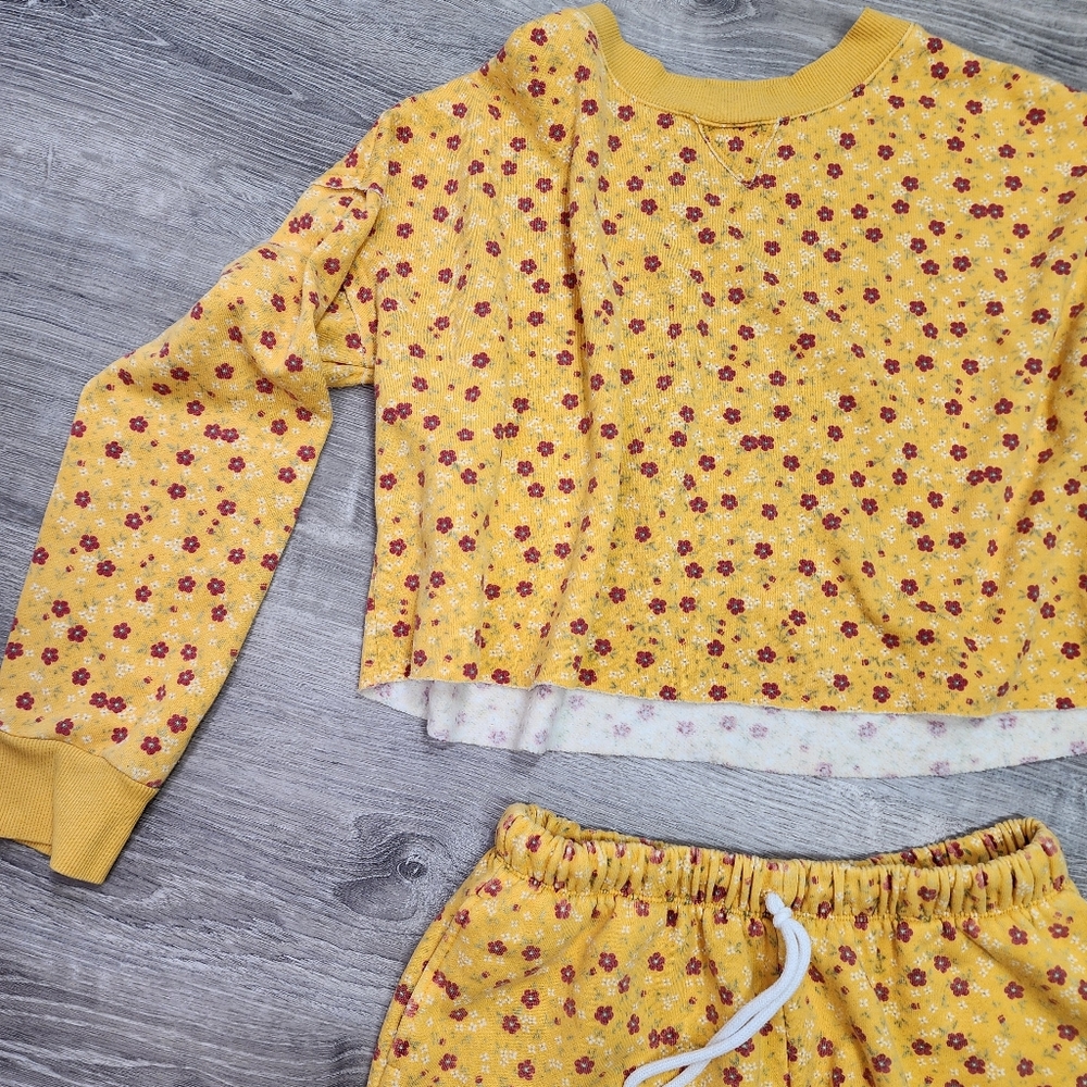 2 Pc COLSIE Yellow Red Flower Cut Off Cropped Sweatshirt & Sweat Shorts - Picture 4 of 13